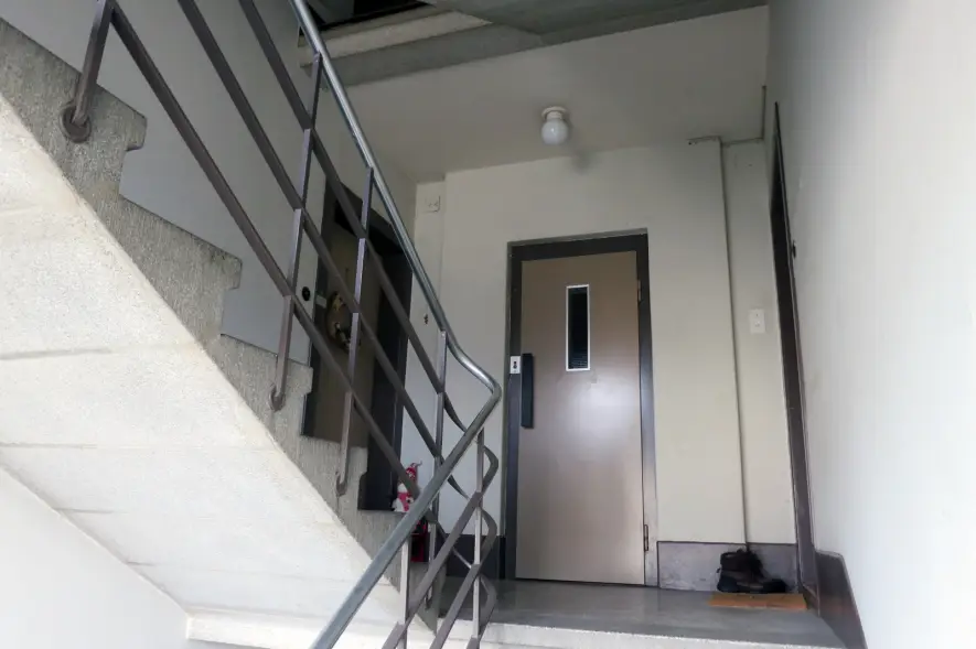 Das Treppenhaus vor der Sanierung ...